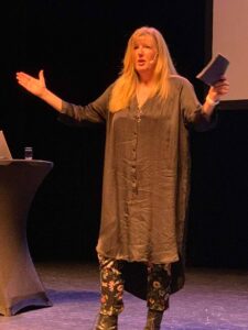 Malin Oest föreläser om att leda med lust under Kulturskoledagarna 2023. Konferensen arrangerades av Kulturskolerådet och genomfördess i samarbete med Kulturkvarteret Örebro och Regional Kulturskolesamverkan i Örebro län.